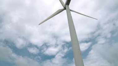 Rüzgarı yenilenebilir enerji kaynağı olarak kullanmanın yenilikçi bir yolu. Rüzgar türbini çiftliği ile modern yaşam biçimine güç sağlamak için. Yel değirmeni jeneratörü karbondioksit salınımı olmadan elektrik üretir.