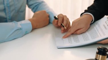 Müvekkil hukuki danışmanlık ve avukatlık danışmanlığı konusunda hukuk firmasına güveniyor, karmaşık yasal sözleşme belgelerini güvenilir bir hukuk danışmanlık hizmeti olarak analiz ediyor. Ağır çekim. Katı.