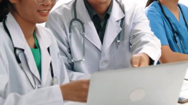 Hastane masasında birlikte çalışan ve tıbbi tedavi ya da sağlık hizmeti planlayan profesyonel bir grup. Takım çalışması başarılı hastalıklara ve hastalıklara yol açar. Ağır çekim. Katı.