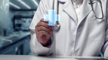 Doktorun elinde tabletle masada otururken laboratuvarda yüzen tıbbi çapraz holograma işaret ederken yakın plan. Pratisyen hekim tedavi için hazırlanırken tıbbi verileri inceliyor. İyileştirici.