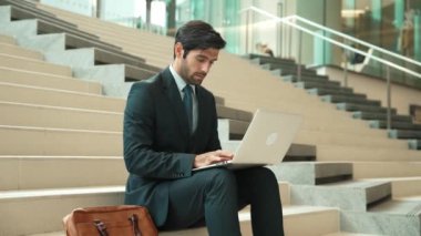 Yönetici, başarılı bir projeyi kutluyor ya da terfi alıyor, yeni bir iş buluyor. Profesyonel iş adamı, satışları kontrol ederken mutlu ve keyifli olduğunu ifade eder. Sevinçli..