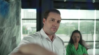 Yetenekli işadamı, cam duvara renkli yapışkan notlar yapıştırarak proje yöneticisine pazarlama fikrini sundu. Proje yöneticisi yatırımcıya projeyi gösteriyor, anlatıyor, gösteriyor. Yönlendirici.