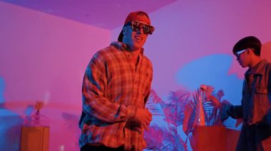 Neşeli beyaz dansçı, gündelik kıyafetleriyle dans ediyor ve arkadaşına tezahürat yapıyor. Kafkasyalı bir adam ve İspanyol bir hippi sokak dansı yaparken bir yandan da mutlu bir takıma bakıyorlar. Mutluluk.