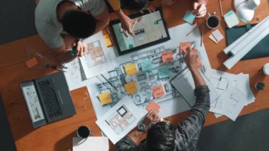 Pazarlama ekibi tasarım planlarken yöneticinin planlarını yukarıdan aşağıya incelemek. Mimar mühendisin birlikte çalıştığı, fikir paylaştığı ve proje planına not aldığı hava görüşü. Sempozyum.