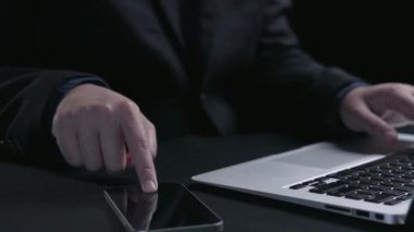 Yapay zeka mühendisliği, büyük veri ve yapay zeka makinesi kavramında yapay zeka beyin işlemcisiyle iş desteği için üretken yapay zeka kullanmayı öğrenen insan etkileşimi. Kullanıcı Kimliği