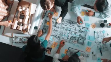 Proje yöneticisi ya da inşaat mühendisinin planlama ve planlama binasında yazışmalarının üst düzey görüntüsü. Toplantı masasında birlikte çalışan mimarın belgeyle birlikte havadan görünüşü. Hizalama.