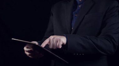 İş adamı, stratejik kararlar için değerli verileri çıkartarak arama motoru araştırması yapıyor. Kapsamlı araştırma ve SEO veri analizi için arama motorları kullanılıyor. Kullanıcı Kimliği