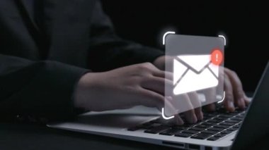 İş adamı e-posta kutusunu kontrol ediyor, daha iyi verimlilik için mesajları düzenliyor ve önceliklerini belirliyor. Etkili iletişim için akıllı e-posta teknikleri öğren. Kullanıcı Kimliği
