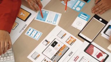 Mobil uygulama ya da web sitesi için kullanıcı arayüzü prototipi planlayan şirket çalışanlarının en iyi görünüm videosu. UX UI tasarımcı beyin fırtınası kullanıcı dostu arayüz planı. Sinerjik