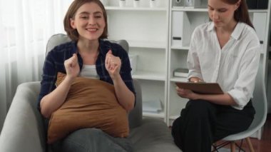 Mutlu hasta ve psikolog klinikte olumlu duygularla zihinsel sağlık sohbetlerini paylaşırken aynı zamanda klinikteki psikologlara başarılı bir iş ve hayatı açıklıyorlar.