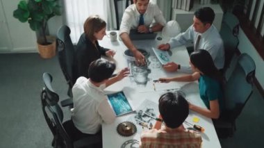 Proje planıyla masaya otururken bir grup farklı takım planlama stratejisi. Zeki iş adamlarının beyin fırtınası ve ev yapımı için birlikte çalıştıklarının en üst düzey görüntüsü. Hizalama.