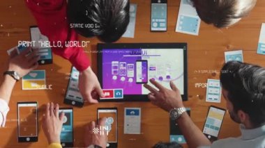 Beyin fırtınası yapan ve kodlama programı ya da mühendislik programı olan tablet arayan ekibin üst görüşü. Bir grup pazarlama ve yaratıcı insan programlama sistemi hologramıyla birlikte çalışıyor. Cemaat.