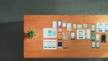 Cep telefonu arayüzü ya da yazılım programı için simge seçerken tablet tutan yazılım geliştiricisinin en üstteki görünümü. Kablo prototipi geliştirmek için Ux Ui tasarımı kullanarak başla. Cemaat.