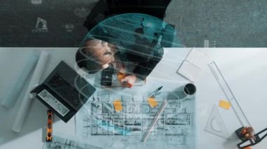 Yapışkan notlar ve hesap makinesiyle bina inşaatı için dizüstü bilgisayar üzerinde çalışırken çalışan mimar mühendisi. Akıllı yönetici çalışıyor ve küresel bağlantısı olan hesap makinesi kullanıyor. Hizalama.