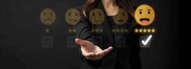 İş adamı müşteri memnuniyet değerlendirmesi verilerini analiz eder ve hizmet kalitesini artırmaya çalışır. Müşteri memnuniyeti ve sadakatini arttırmak için koz değerlendirmeleri. FaaS