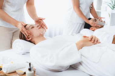 Kaplıca salonunun sakin, modern gündüz atmosferi, birkaç müşteri yüz maskesi takarak kendini yenilemeye çalışıyor. Yüz bakımı ve güzellik kozmetolojisi prosedürü. Sessiz.