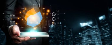 İş adamı, tahminsel büyük veri modellerinden gerçek zamanlı analizlere uzanan eğilim ve içgörüleri ortaya çıkarmak için veri analizlerini derinlemesine inceleyerek, veri güdümlü kararların analitik endüstriyi nasıl ileri götürdüğünü öğrenir