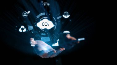 İş adamı CO2 emisyonlarını azaltmak için girişimlerde bulunuyor ve net sıfır hedefliyor. Daha yeşil bir gezegenin karbondioksitini azaltarak sürdürülebilirliğe olan bağlılığını gösteriyor. Kullanıcı Kimliği