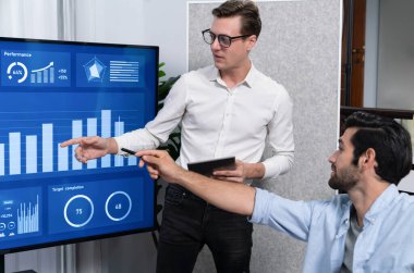 Ofiste sunum ya da analist ekibiyle toplantı odasında mali verileri analiz etmek için BI Fintech 'i kullanmak. İş adamları stratejik planlama için TV ekranında BI gösterge panelini inceliyor.