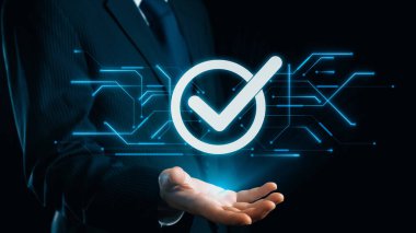 İş adamı, QC ve QA standartlarının karşılandığından emin olmak için katı kalite güvencesi protokolleri uyguluyor. Kalite güvencesi ile sertifikalı ürün mükemmelliğine ulaşmak. Kullanıcı Kimliği