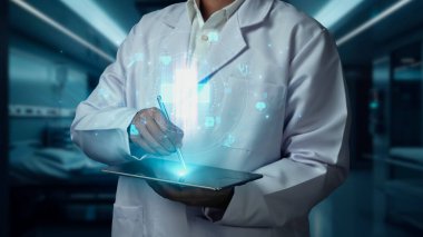 Stylus kalemle laboratuvarda yüzen tıbbi çapraz hologramı işaret ederken, doktorun tableti tutuş şeklini kapat. Pratisyen hekim teknolojiyi kullanarak ikonu kontrol ediyor ve bakıyor. İyileştirici.