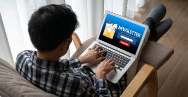 Müşterilerin abone olmak için bilgisayardaki haber belirleme sayfası Sugly Newsletter güncelleme bilgilerini aboneye aktarması
