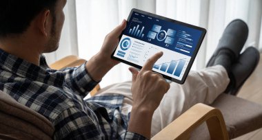 İş veri paneli, pazarlama stratejisi planlaması için iş zekası analizi sunar. Müşteri taleplerini analiz etmek ve iş dünyasının geleceğini önceden görmek için büyük veriler sunulur.