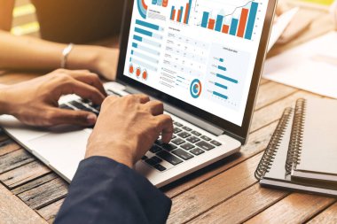 İş veri paneli, pazarlama stratejisi planlaması için iş zekası analizi sunar. Müşteri taleplerini analiz etmek ve iş dünyasının geleceğini önceden görmek için büyük veriler sunulur.