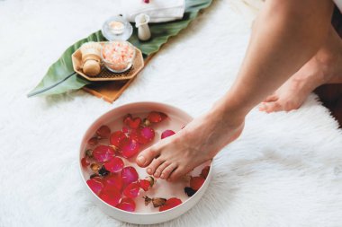 Adam lüks kaplıcalarda mutlu ayak masajına devam ederken, masör de hafif gün ışığı atmosferinde refleksoloji terapisi ya da otel ayak spa 'sında. Sessiz.
