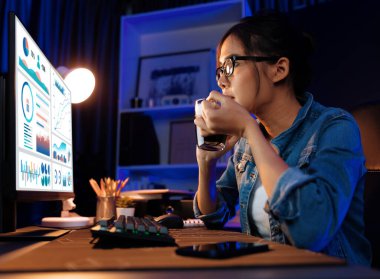 Sunucu kanalı Asyalı etkileyicisi, sosyal medyada kulaklık takarak iş grafikleri ekranında dinleyicileri selamlıyor ve Neon Modern Stüdyoları 'nda internet üzerinden koçluk yapıyor. Taktik.