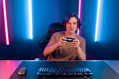 Kontrol kumandalı akıllı oyun flamasının keyfini çıkarın, modern teknoloji siber neon ışık odasında yetenekli oyuncularla çevrimiçi canlı sosyal medya grubu oyunu oynayın. Bireysel.