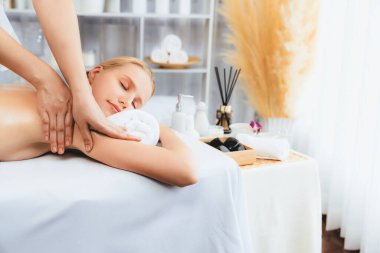 Kafkasyalı kadın müşteri stres önleyici spa masajının keyfini çıkarıyor ve lüks otel ya da oteldeki gündüz açık ortam güzellik salonunda güzellik teniyle eğleniyor. Sessiz.