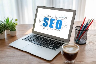 Model e-ticaret için SEO arama motoru optimizasyonu ve bilgisayar ekranında gösterilen çevrimiçi perakende işi