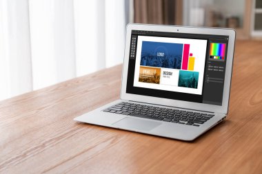 Web sayfasının modern tasarımı ve bilgisayar ekranında gösterilen ticari reklamlar için grafiksel tasarımcı yazılımı