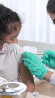 Liseli kız, aşı için yetenekli doktoru hastanede ziyaret ediyor. Covid 19 ve Coronavirus Aşı Merkezi Hizmet Konsepti .