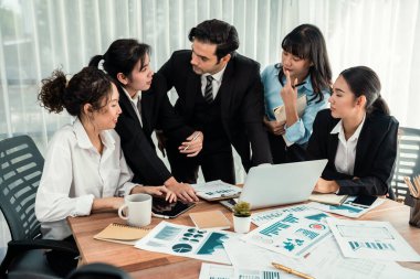 Ofis masasındaki finansal veri raporlarını analiz eden çeşitli bir grup iş analisti. Stratejik pazarlama planlaması için iş istihbarat analizine göre grafikler ve grafikler.