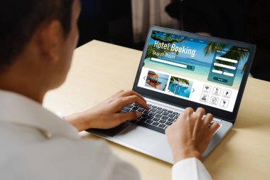 Çevrimiçi otel konaklama rezervasyon sitesi mod rezervasyon sistemi sağlar. Seyahat teknolojisi kavramı .