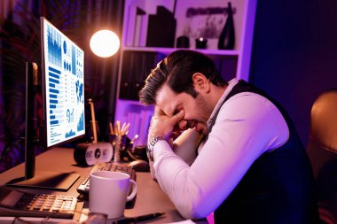Akıllı iş adamının bitmemiş ürün satış kanalı raporuyla başı dertte. Gece geç saatlerde mor neon ışıklı odada çalışarak uzun süre analiz edilen pazar verileri kavramı. Tahmin et..