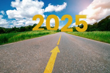 2025 yılbaşı seyahati ve gelecek vizyon konsepti. 2025 'in başında mutlu bir yeni yıl kutlaması için yola çıkan doğa manzarası sevinç ve başarıyla başlıyor. .