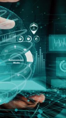 Yeni şehir yolunda gelecek araba trafiği için akıllı ulaşım teknolojisi kavramı. Sanal akıllı sistem, şehir sokaklarındaki araç verilerini birbirine bağlamak için dijital bilgi analizi yapıyor .