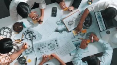 Akıllı mühendis ekibinin günlük giysiler içinde metal teçhizatlı, hesap makineli, yapışkan notlu türbin motor yapısından bahsetmesi zaman kaybı. Bir grup teknisyen toplantıda not alıyor. Hizalama.