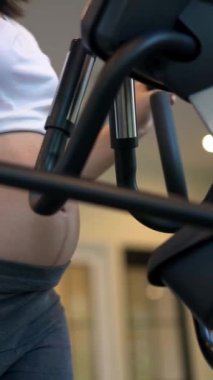 Yoga odasındaki spor salonunda aktif hamile kadın egzersizi. Hamile karnında bebek taşıyan hamile bir anne. Doğum öncesi bakım ve kadın hamileliği konsepti.