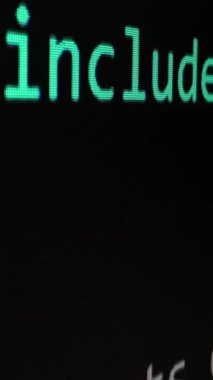 LED ekranında gerçek zamanlı yapay zeka ile hareket eden kodlama hareketinin makro çekimini kapat, yazılım geliştirme için gelişmiş yapay zeka bilgisini optimizasyon, hata ayıklama ve kodlama ile göster.