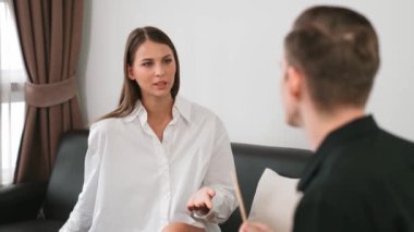 Psikolojik konsültasyon zihinsel problemde iyileşme kaydediyor, genç hasta terapi seansında, psikiyatrist de akıl hastalıkları konusunda tanı koyuyor. Zihinsel tedavi seansı. Düzenle