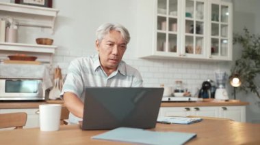 Dizüstü bilgisayardan mali tablolara bakarken masa başında günlük kıyafetlerle stresli bir yönetici oturuyor. Mutsuz kıdemli işadamı mali raporları hilekar satışlarla kontrol ediyor. Sağlıksız bir kavram. Myrmidon.