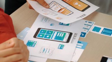 Mobil uygulama ya da web sitesi için kullanıcı arayüzü prototipi planlayan şirket çalışanlarının panorama videosu. UX UI tasarım beyin fırtınası kullanıcı dostu arayüz planı tasarlıyor. Sinerjik