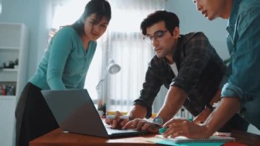 Dizüstü bilgisayara bakan ve logo tasarımını işaret eden yetenekli bir iş ekibi ana tema rengini seçme ve pazarlama kampanyasını planlama kararı alıyor. Birlikte çalışan akıllı bir grup. Sempozyum.