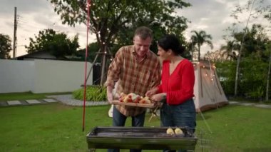 Aile hep birlikte bahçede kamp kurar, yaşlı bir çift barbekü yapar, yemek yer. Son sınıflar kamp faaliyetlerini kullanırlar, doğayla iç içe olurlar ve genç nesil çapraz kuşaklarla zaman geçirirler. Uyumsuzluk.