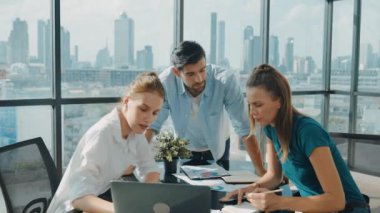 Yetenekli iş adamlarından oluşan bir grup pazarlama planı hakkında fikir paylaşıyor. Profesyonel iş ekibi birlikte çalışıyor, tartışıyorlar, toplantı masasında dizüstü bilgisayarla konuşuyorlar, şehir manzaralı belgeler hazırlıyorlar. İzleme