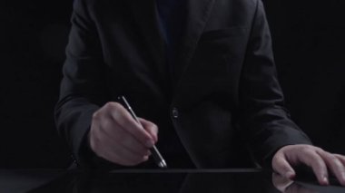 İş adamı siber güvenliğin özünü keşfeder. Siber koruma yöntemlerini, tehditleri derinlemesine araştır ve siber güvenlik duruşunu güçlendir. Siber güvenlik çağında UUID 'de gezinmek için gerekli